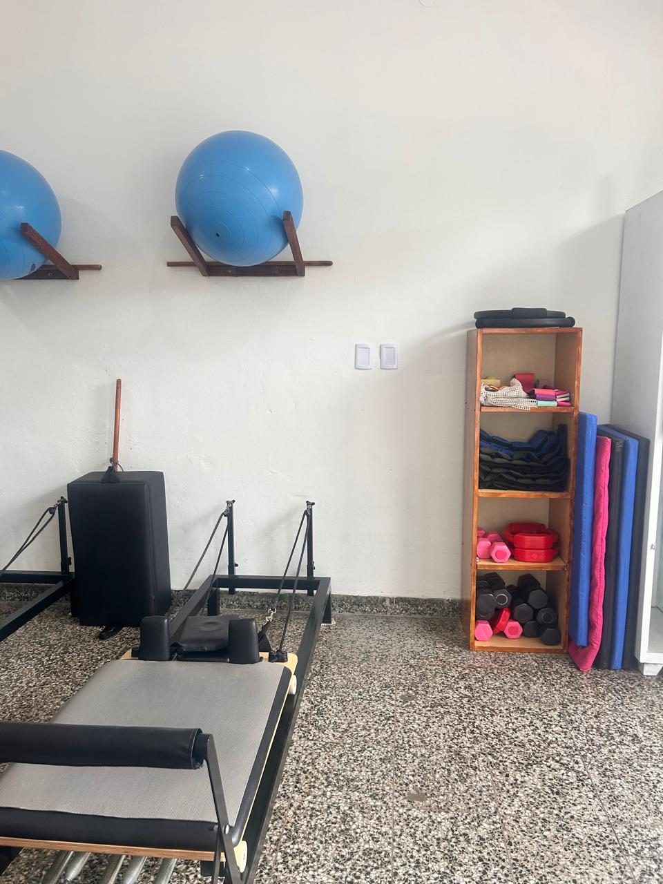 Sala con accesorios de pilates