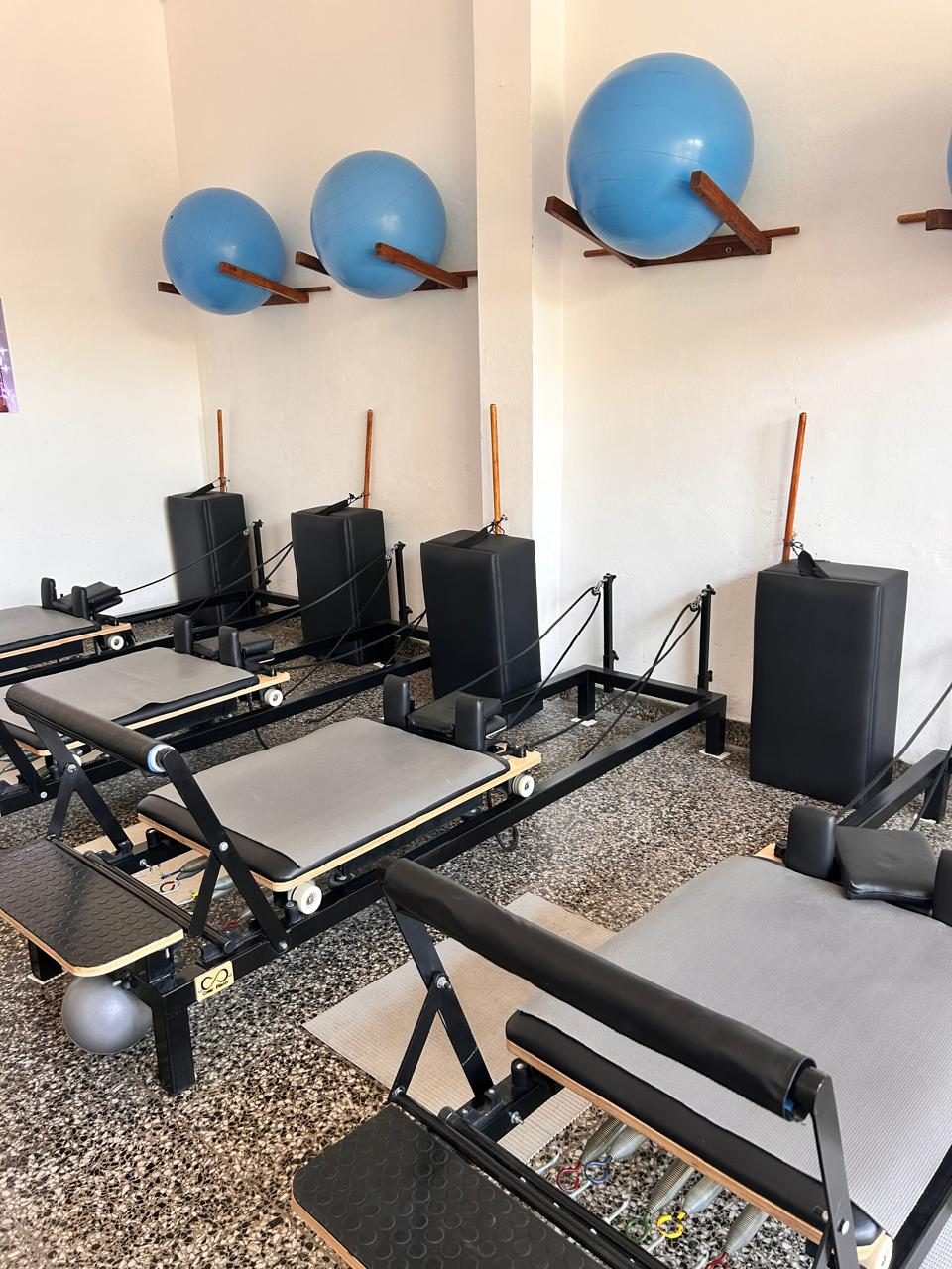 Sala de camillas reformer del estudio Akari
