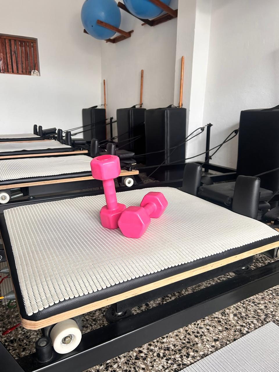 Camilla reformer con mancuernas