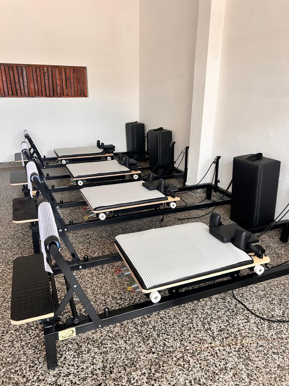 Fila de camillas reformer
